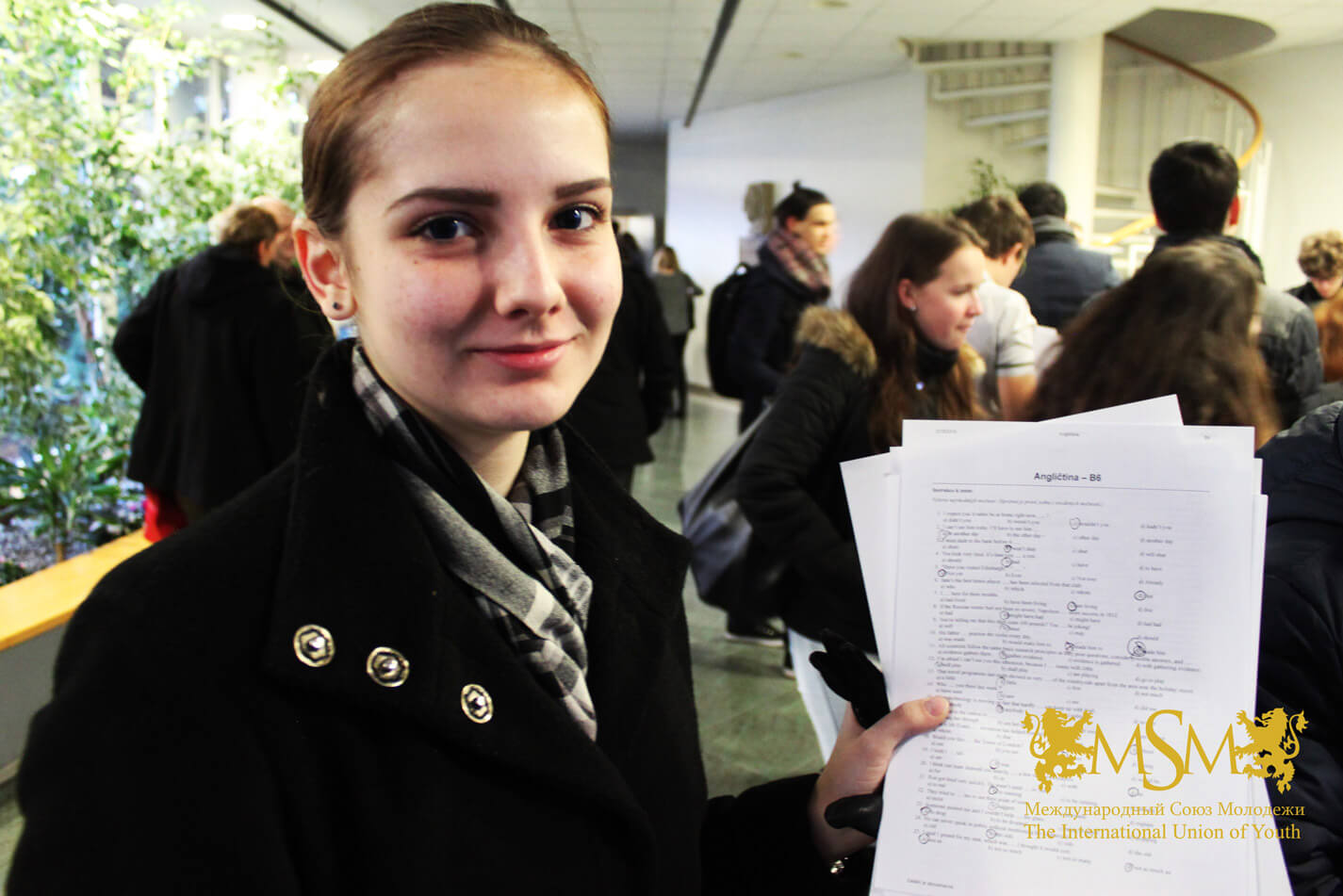 Студентка МСМ подает заявление на обучение в вузе eurostudy