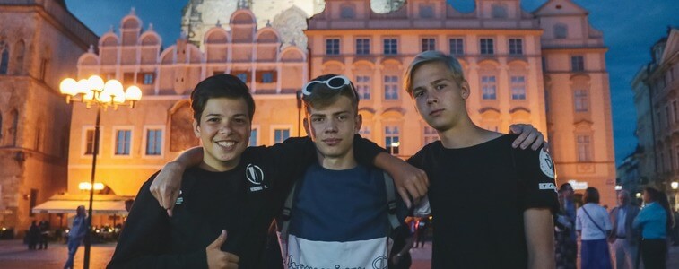 студенты на фоне вечерней Праги eurostudy