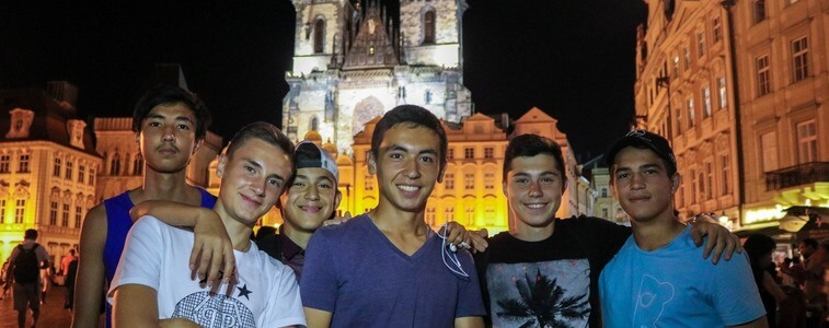 студенты МСМ на фоне ночной Праги eurostudy