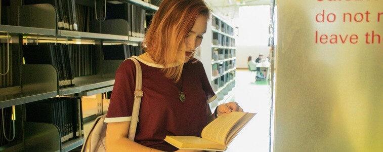 девушка в библиотеке ЧЗУ eurostudy
