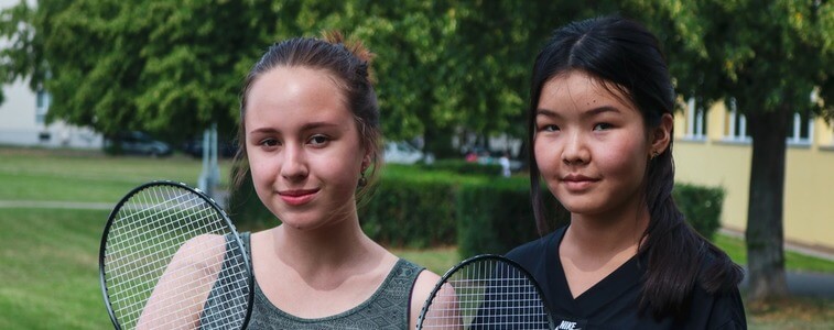 студентки МСМ играют в теннис erostudy