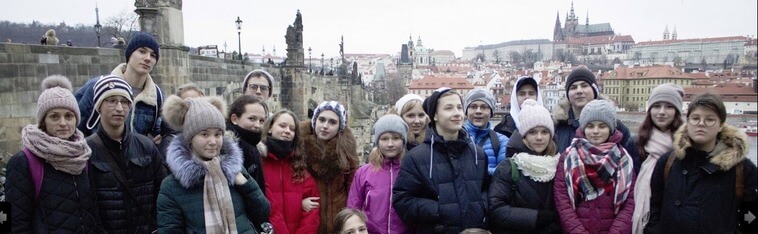 зимние каникулы в Праге, дети на фоне моста, eurostudy.cz